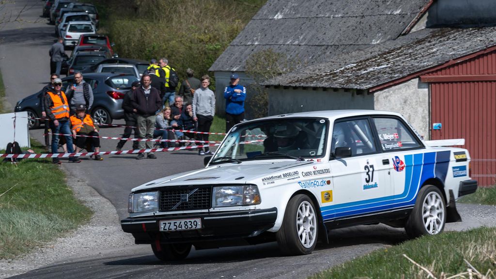 Kurt Mejer og Steen Bøgelund fra Horsens Automobil & Motor Klub runder her et at de skarpe sving på hastighedsprøven ved Yding i 2023.
(Foto: Niels Peder Terpager)